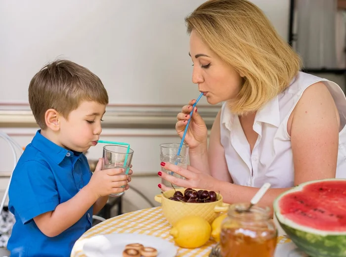 Child and parent at a mealtime feeding therapy session